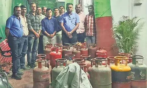 गैस की कालाबाजारी करने वाले आरोपी को पुलिस ने छापा मारकर किया गिरफ्तार
