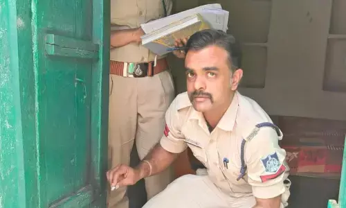 पत्रकार के घर में आग लगाकर असामाजिक तत्वों ने फैलाई दहशत पत्रकार के घर में आग लगाकर असामाजिक तत्वों ने फैलाई दहशत