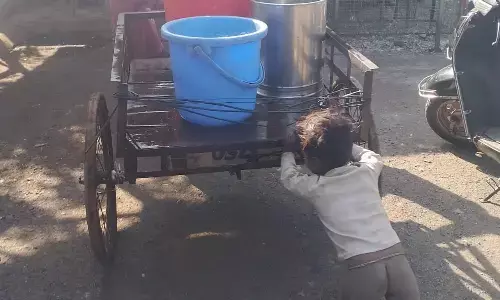 कखग सीखने की उम्र में रिक्शा ढकेल रहे मासूम बच्चे, शिक्षा से है वंचित कखग सीखने की उम्र में रिक्शा ढकेल रहे मासूम बच्चे, शिक्षा से है वंचित