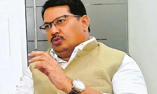 कांग्रेस हाइकमान चाहते हैं विजय वडेट्टीवार लड़ें,  वे बेटी की टिकट पर अड़े!