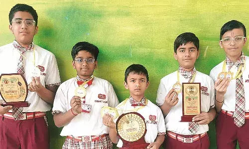 शतरंज स्पर्धा में जीती ट्राफी, 11 से 15 वर्ष आयु तक खिलाड़ियों ने दिखाया दम
