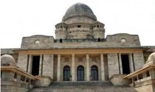 बैठक के 15 मिनट पहले सूचना दे रहे, तो फिर आने के लिए हेलीकॉप्टर दें - हाईकोर्ट