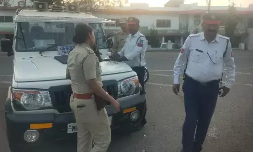 यातायात नियमों के उल्लंंघन को लेकर यातायात पुलिस सख्त, वर्दीधारियों के भी काटे गए चालान यातायात नियमों के उल्लंंघन को लेकर यातायात पुलिस सख्त, वर्दीधारियों के भी काटे गए चालान