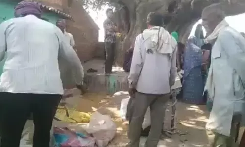 5 किलो अनाज के लिए 5-5 दिन चक्कर काट रहे मजदूर, गरीबों के हिस्से का राशन डकार रहे सेल्समैन 5 किलो अनाज के लिए 5-5 दिन चक्कर काट रहे मजदूर, गरीबों के हिस्से का राशन डकार रहे सेल्समैन