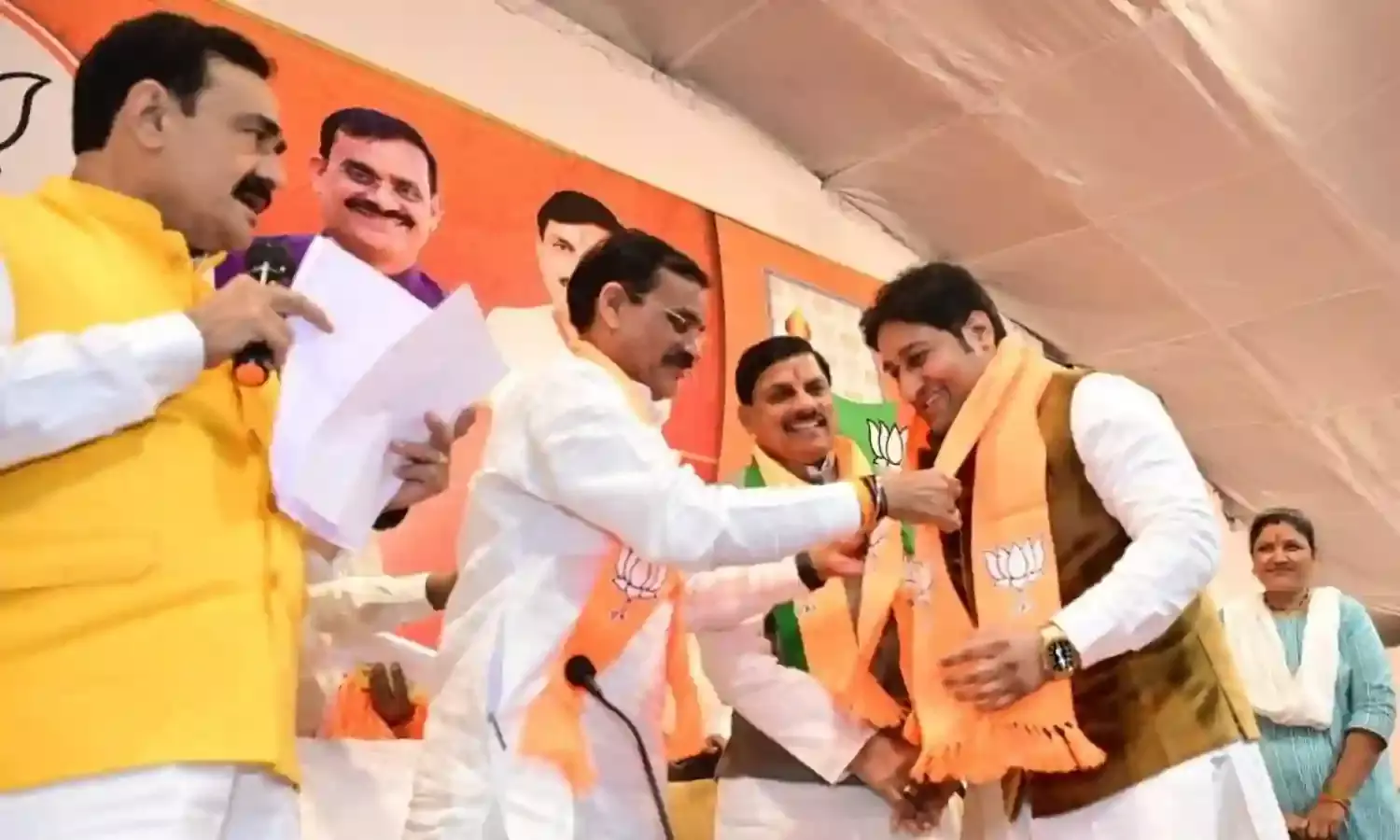 उधर बेटे अजय ने भाजपा ज्वाइन की, इधर पिता पूर्व मंत्री दीपक सक्सेना ने दिया कांग्रेस से इस्तीफा
