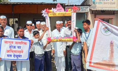 जिप विद्यार्थियों की सराहनीय पहल, विद्यार्थियों ने बुजुर्गों से की मतदान करने की अपील