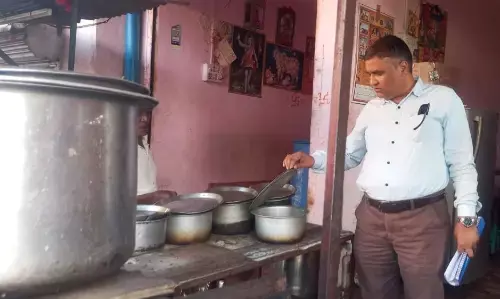 खाद्य विभाग द्वारा दुग्ध विक्रेताओं से लिए गए दूध के सैम्पल खाद्य विभाग द्वारा दुग्ध विक्रेताओं से लिए गए दूध के सैम्पल