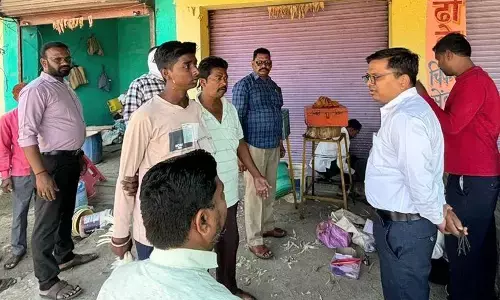 नोटिस देने के बावजूद संपत्ति कर नहीं भरा , मनपा ने की दो दुकानें सील नोटिस देने के बावजूद संपत्ति कर नहीं भरा , मनपा ने की दो दुकानें सील