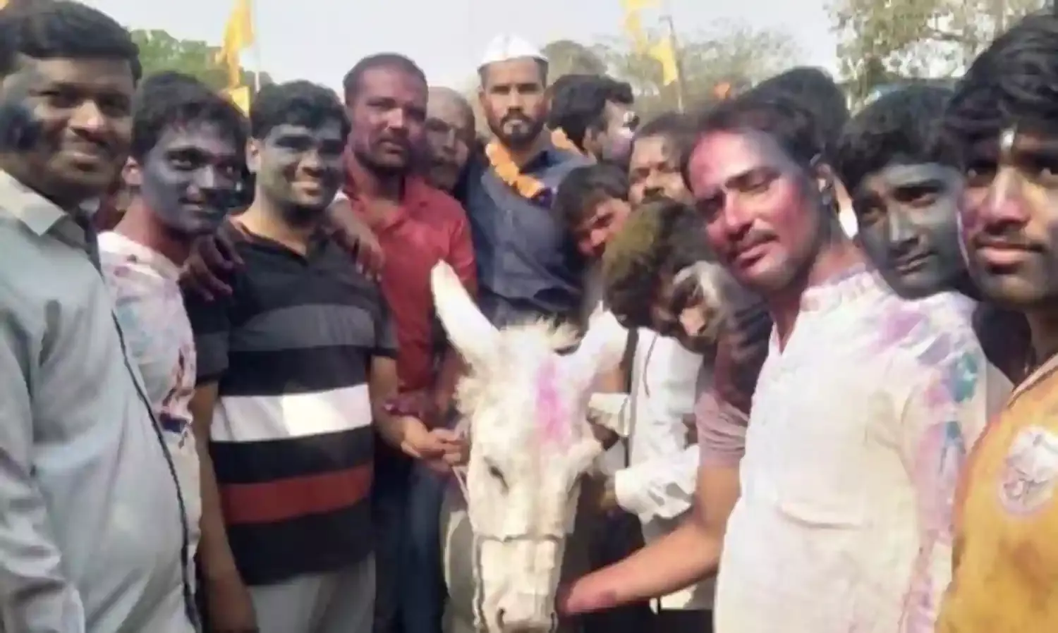 गांव के 125 दामाद फरार, यहां होली में नए दामाद को कराई जाती है गधे की सवारी
