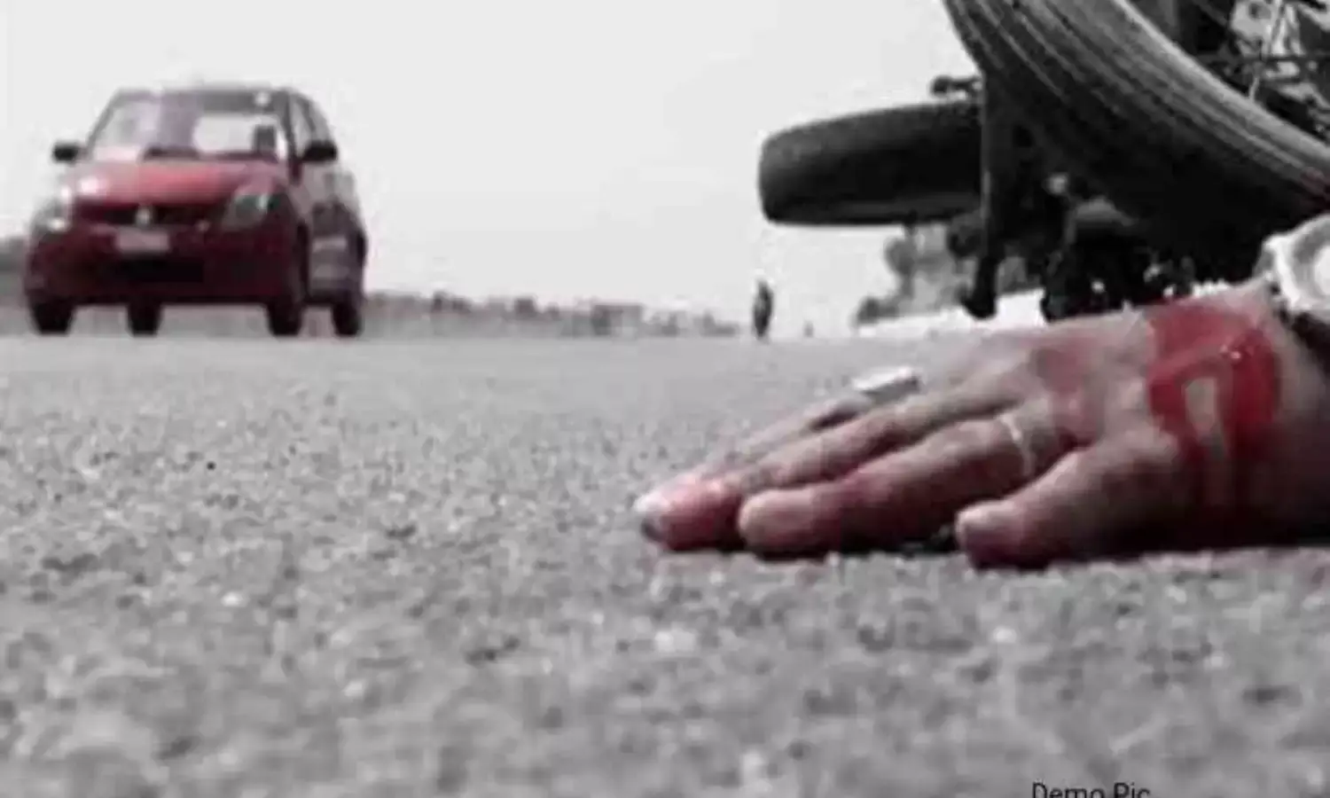 अनियंत्रित ट्रक ने मारी एम्बुलेंस को टक्कर, 1 मृत