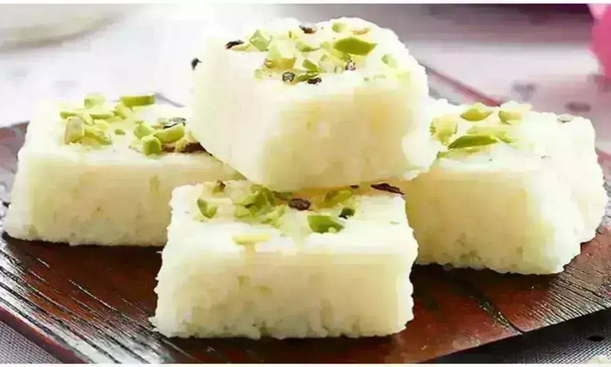 होली पर घर में बनाएं मिठाई, जानिए कलाकंद की आसान रेसिपी होली पर घर में बनाएं मिठाई, जानिए कलाकंद की आसान रेसिपी