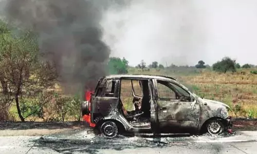 जल उठी कार - आरटीओ के ड्राइवर का परिवार और रिश्तेदार नागपुुर आ रहे थे वापस