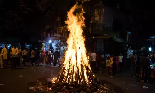 9 सौ से भी ज्यादा स्थानों पर होलिका दहन, तगड़े बंदोबस्त में धरपकड़ जारी