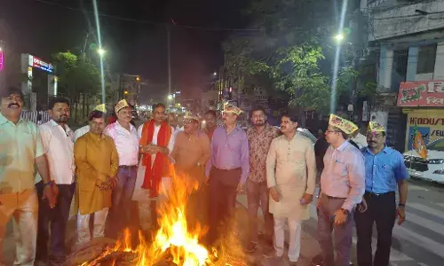 होलिका दहन हुआ, आज उड़ेगा रंग और गुलाल