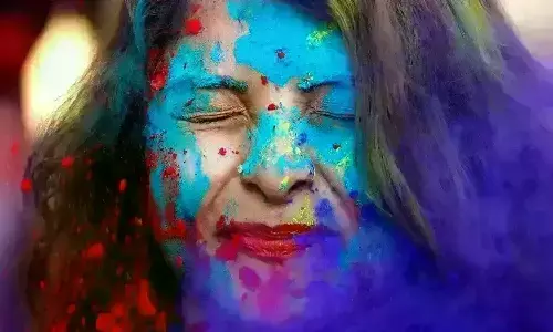 स्किन को रंगों के बचाने के लिए करें ये काम, होली खेलना बन जाएगा आपके लिए आसान स्किन को रंगों के बचाने के लिए करें ये काम, होली खेलना बन जाएगा आपके लिए आसान