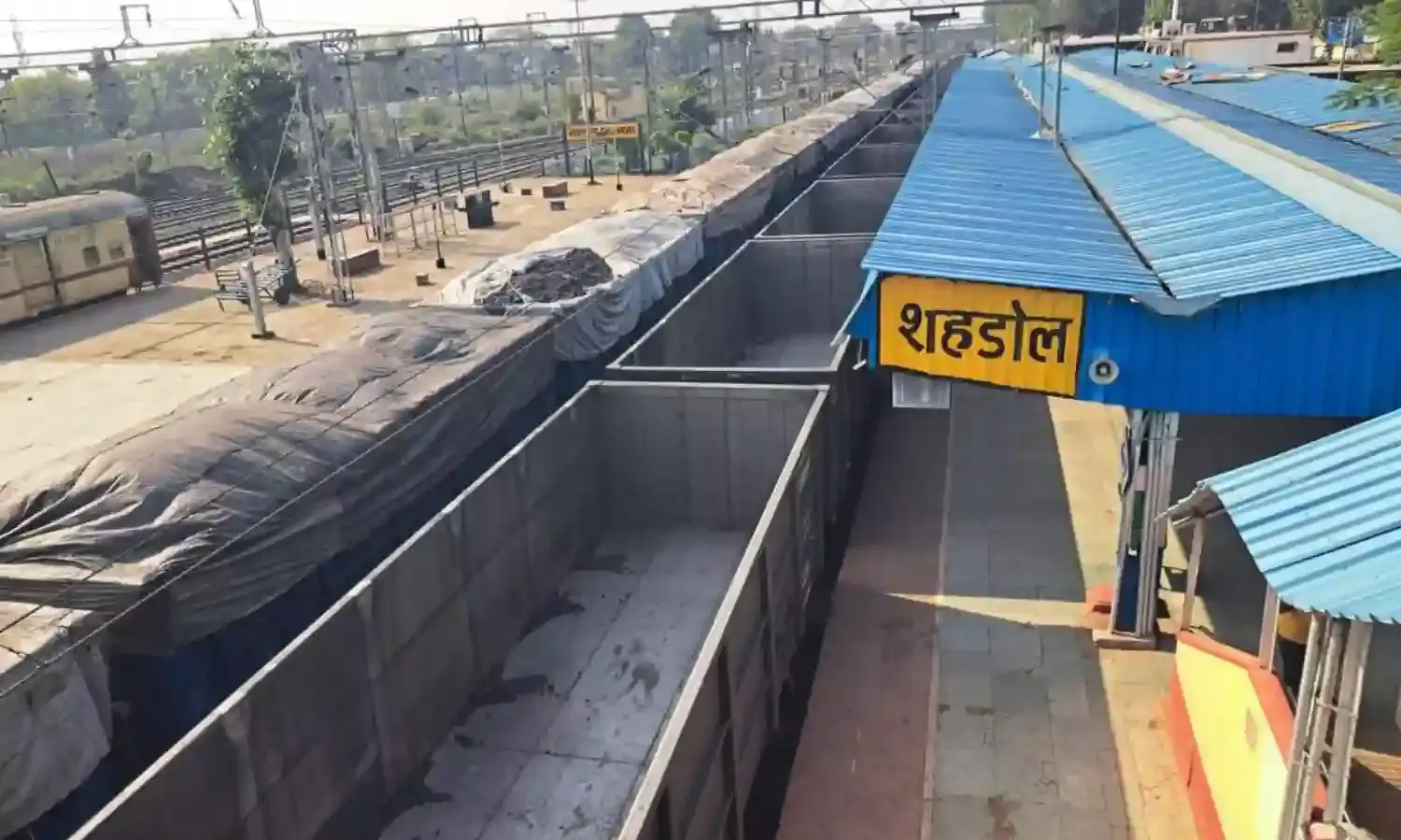 सिंहपुर से बंधवाबाड़ा के बीच 1.35 घंटे ट्रेनों के पहिए थमे, ठप हुई रेलवे बिजली आपूर्ति