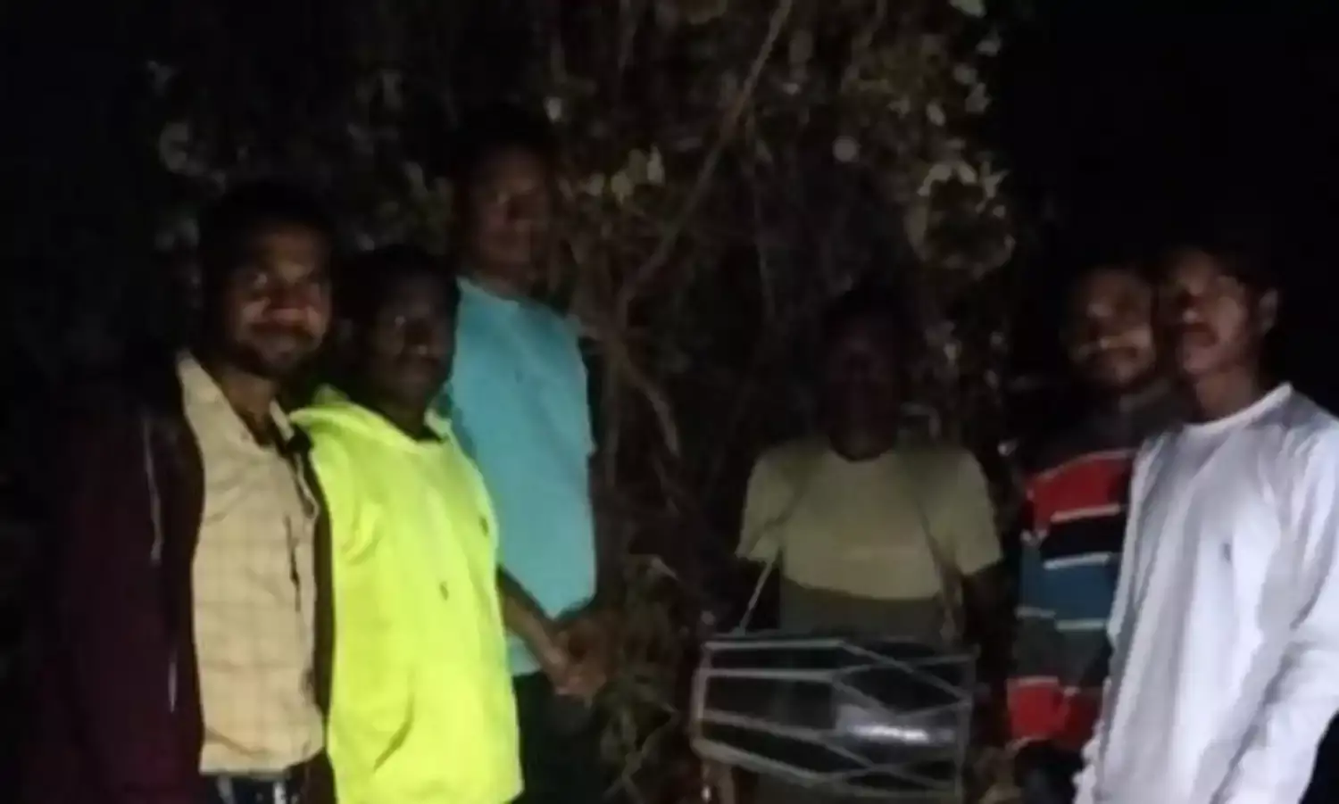 आदिवासी बैगा परिवारों की अनूठी होली, सात अविवाहित युवा सेमर की टहनी काटकर करते हैं होलिका की स्थापना