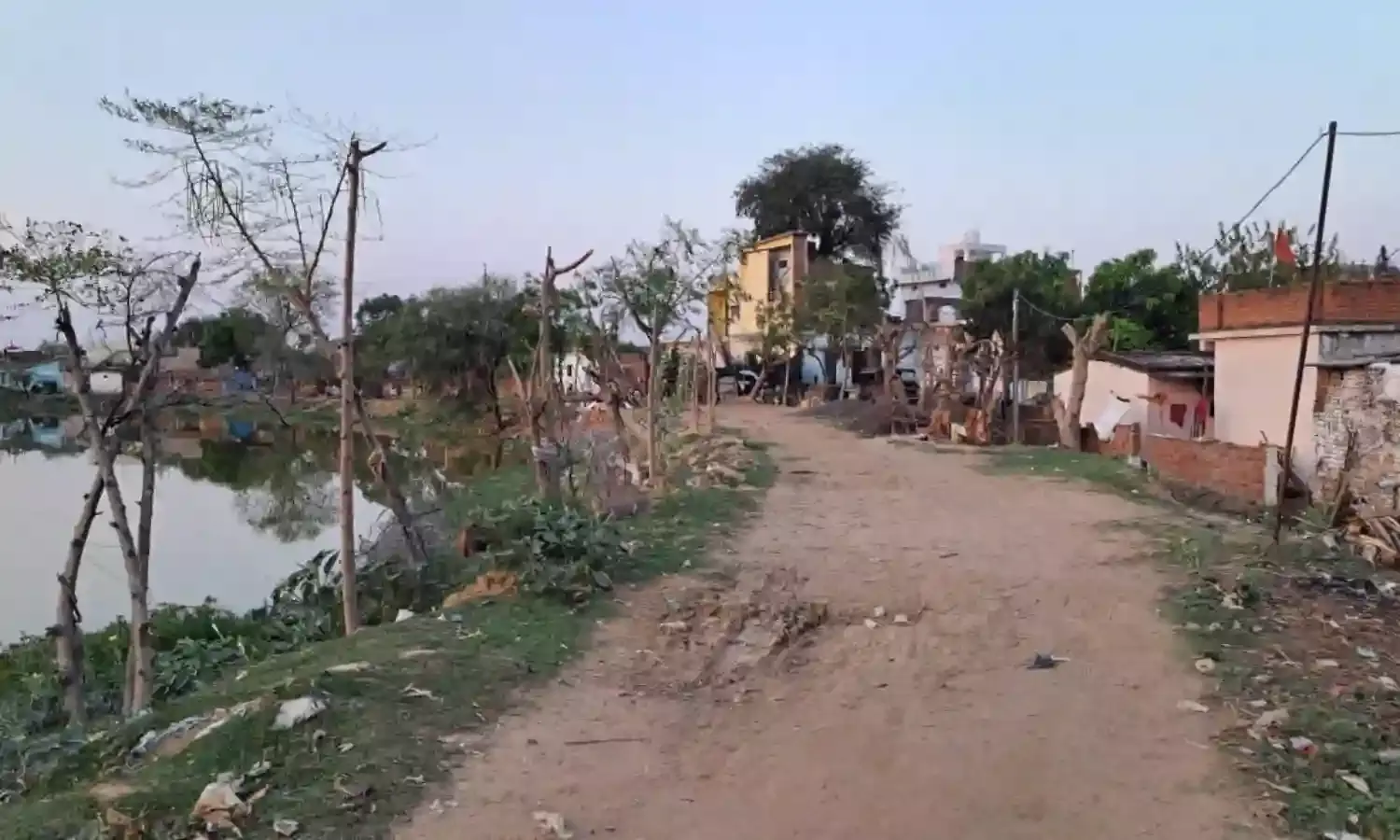 तालाबों पर मेढ़ से लेकर कैचमेंट एरिया में अतिक्रमण कर निर्माण
