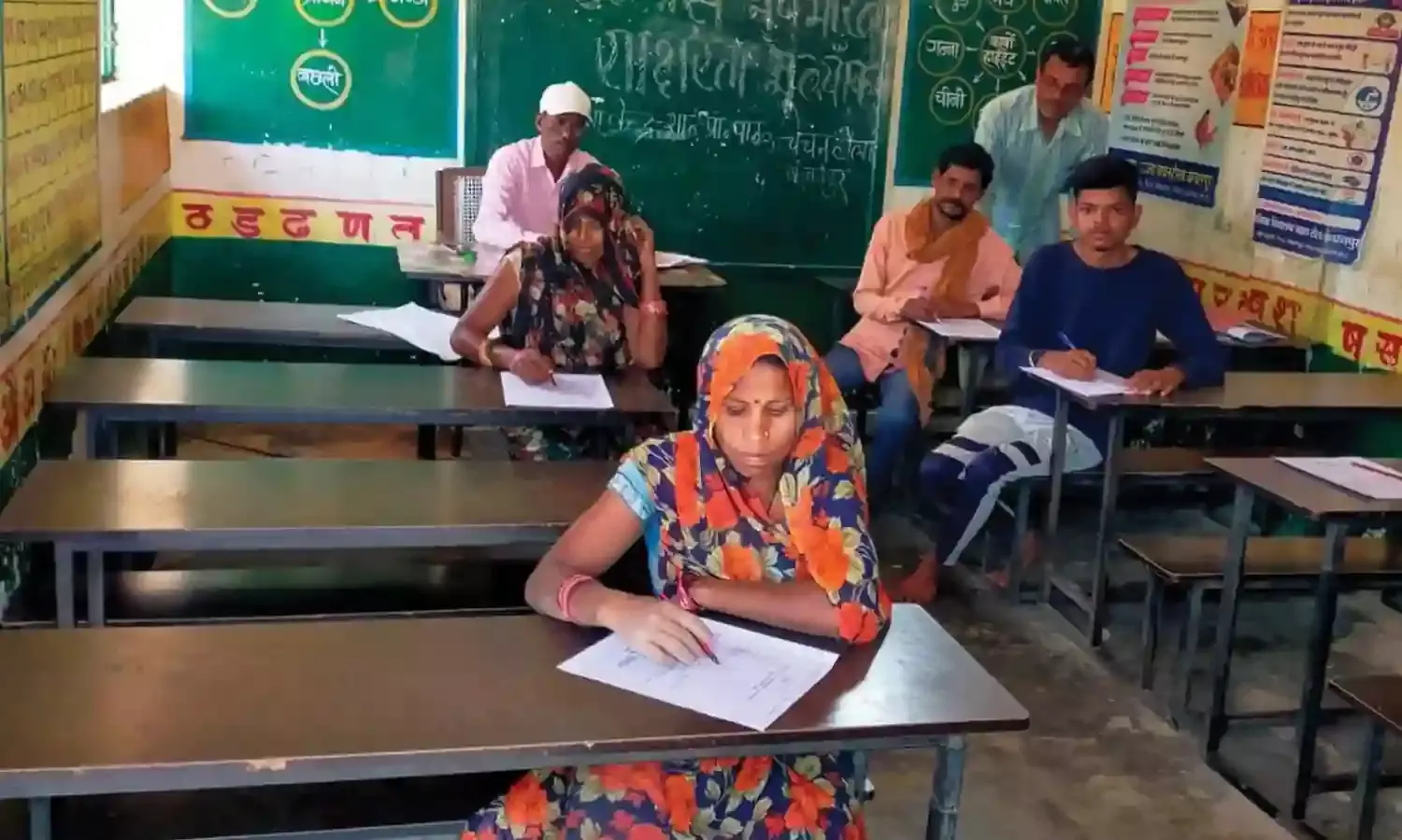 साल भर बंद रहे ज्यादातर सामाजिक चेतना केंद्र, परीक्षा से एक दिन पहले बनी असाक्षरों की सूची, उत्तर पुस्तिका लिखने में भी मदद
