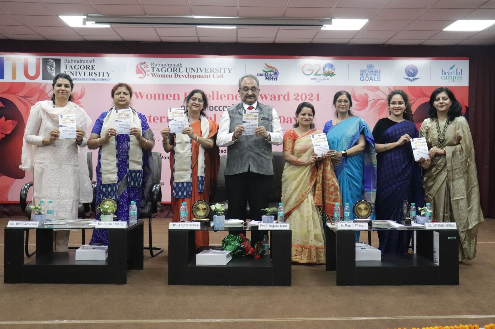 रबीन्द्रनाथ टैगोर विश्वविद्यालय में अन्तर्राष्ट्रीय महिला दिवस पर वूमेन एक्सीलेंस अवार्ड का आयोजन संपन्न