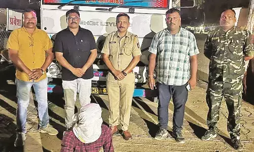 खड़े वाहन में ठूंस-ठूंस कर भरे 26 मवेशियों को कराया मुक्त, पुलिस की कार्रवाई