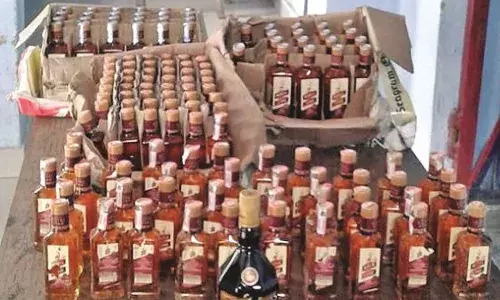 छापा मारकर पकड़ी गई 37.45 लाख की शराब, जिला पुलिस ने चलाई थी संयुक्त मुहिम छापा मारकर पकड़ी गई 37.45 लाख की शराब, जिला पुलिस ने चलाई थी संयुक्त मुहिम