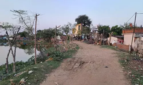 तालाबों पर मेढ़ से लेकर कैचमेंट एरिया में अतिक्रमण कर निर्माण तालाबों पर मेढ़ से लेकर कैचमेंट एरिया में अतिक्रमण कर निर्माण