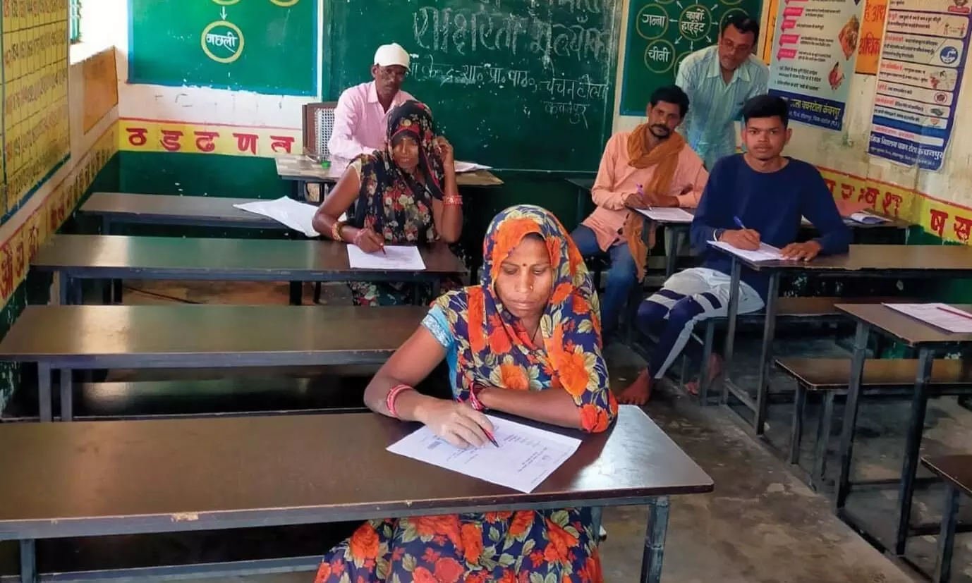 परीक्षा से एक दिन पहले बनी असाक्षरों की सूची, उत्तर पुस्तिका लिखने में भी मदद परीक्षा से एक दिन पहले बनी असाक्षरों की सूची, उत्तर पुस्तिका लिखने में भी मदद