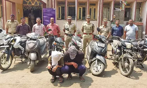 मौका देखकर उड़ा ले जाते थे वाहन,पुलिस ने दो चोरों को किया गिरफ्तार, सात वाहन जब्त