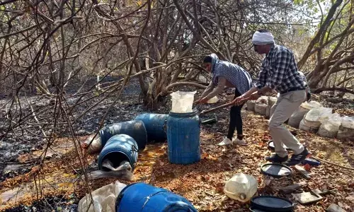 विक्रेताओं के खिलाफ मुहिम , जंगमपुर के जंगल से जब्त की गई 28 लाख की शराब विक्रेताओं के खिलाफ मुहिम , जंगमपुर के जंगल से जब्त की गई 28 लाख की शराब