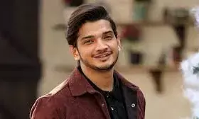 हुक्का सेवन करते हिरासत में लिए स्टैंड-अप कॉमेडियन फारुकी, बाद में मिली जमानत