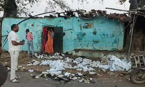 दुकान और मकान में लगी आग, लाखों का समान जलकर हुआ खाक