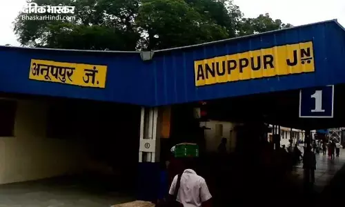 सुबह कांग्रेस, दोपहर में भाजपा उम्मीदवार ने भरा नामांकन