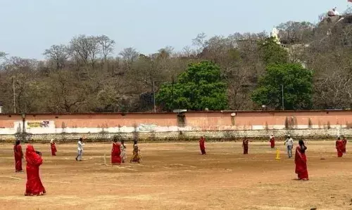 महिलाओं ने क्रिकेट खेलकर जिले में शत प्रतिशत मतदान के लिए किया आव्हान