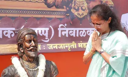 सुप्रिया सुले का आरोप - शरद पवार को राजनीतिक रूप से खत्म करना चाहती है भाजपा