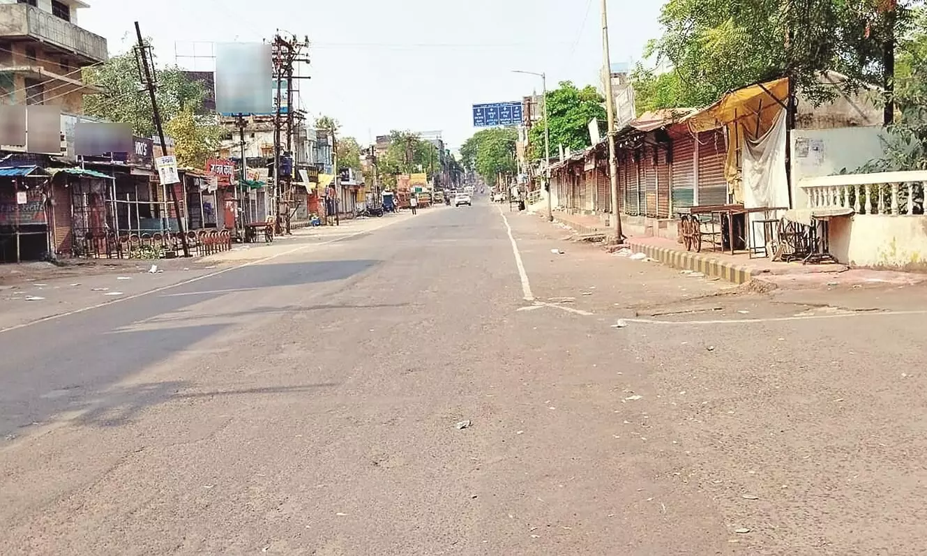 मार्च में ही चंद्रपुर का पारा पहुंचा 41 पार, शहर की सड़कें होने लगीं सुनसान मार्च में ही चंद्रपुर का पारा पहुंचा 41 पार, शहर की सड़कें होने लगीं सुनसान