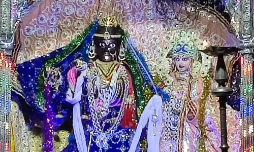 मुरली मुकुट छीन लियो घाघरा चोली यशोदा के लाल को दुलिया सो सजायो है