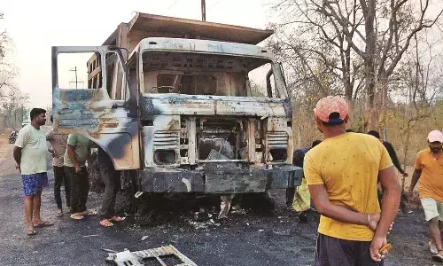 घोट-रेगडी मार्ग पर द बर्निंग टिप्पर - टायर फटने से लगी आग, गैरेज भी जलकर खाक