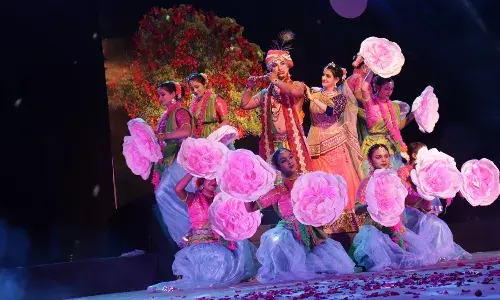 तहज़ीब के रंगों में चहक उठी वृन्दावन की होरी
