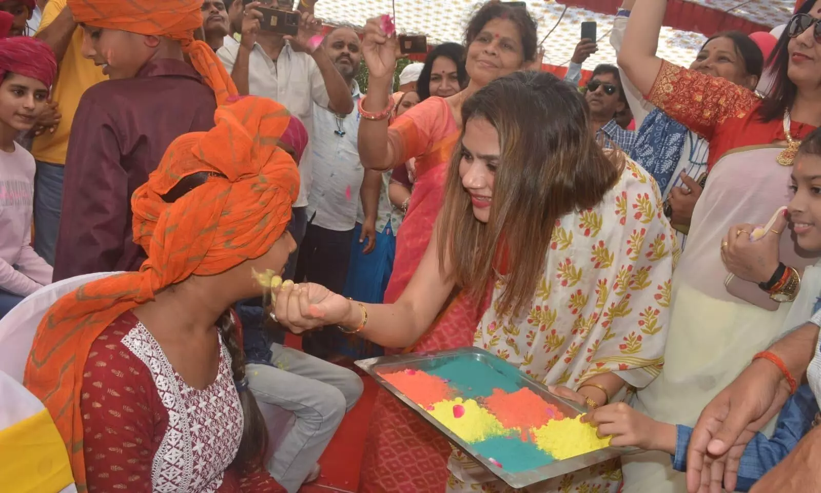 अनाथ बच्चों के चेहरों पर बिखरे खुशियों के रंग अनाथ बच्चों के चेहरों पर बिखरे खुशियों के रंग