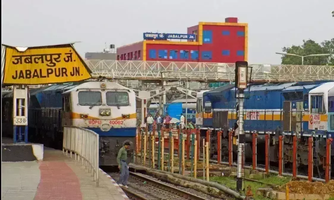 तेज हवा से फ्लाईओवर का शेड नीचे गिरा, महिला घायल तेज हवा से फ्लाईओवर का शेड नीचे गिरा, महिला घायल