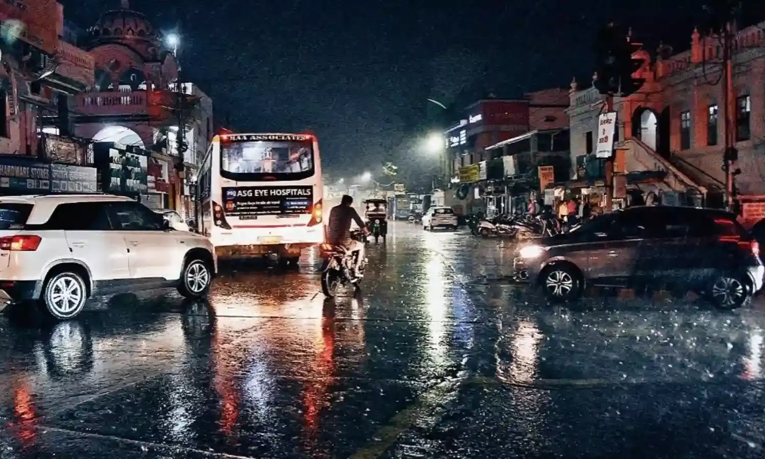 दिन में तपन फिर अचानक बदला मौसम, अंधड़ के बाद बारिश