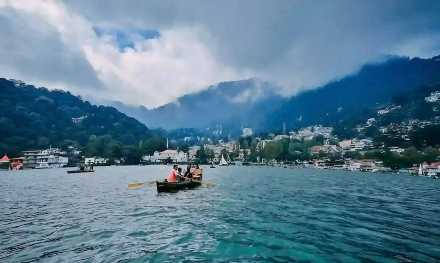 गर्मी की छुट्टियों में बना रहें हैं घूमने जाने का प्लान तो, कम बजट में करें इन 5 खूबसूरत जगहों का सफर