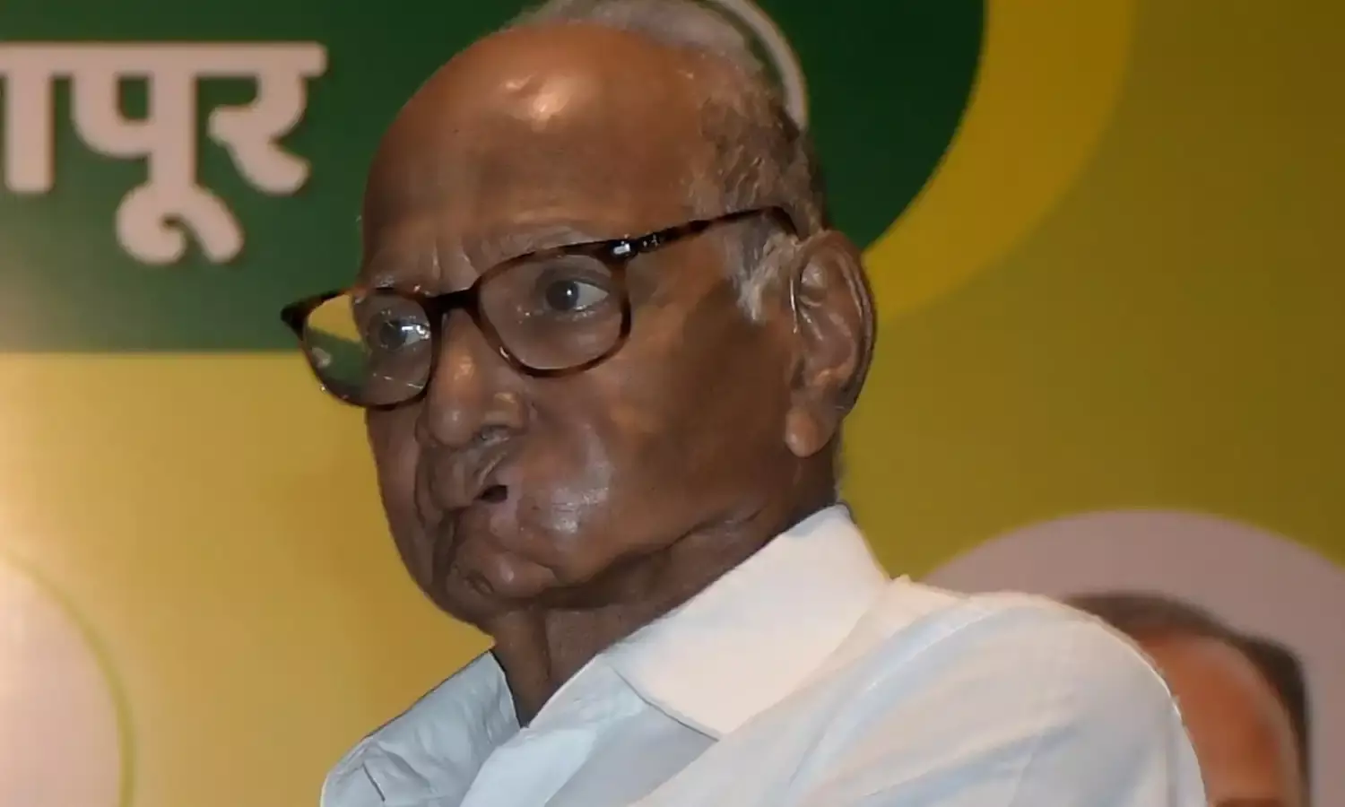 स्टार प्रचारकों की सूची में दूसरी पार्टी के नेताओं के नाम शामिल करने पर शिवसेना (शिंदे) और भाजपा के खिलाफ शिकायत
