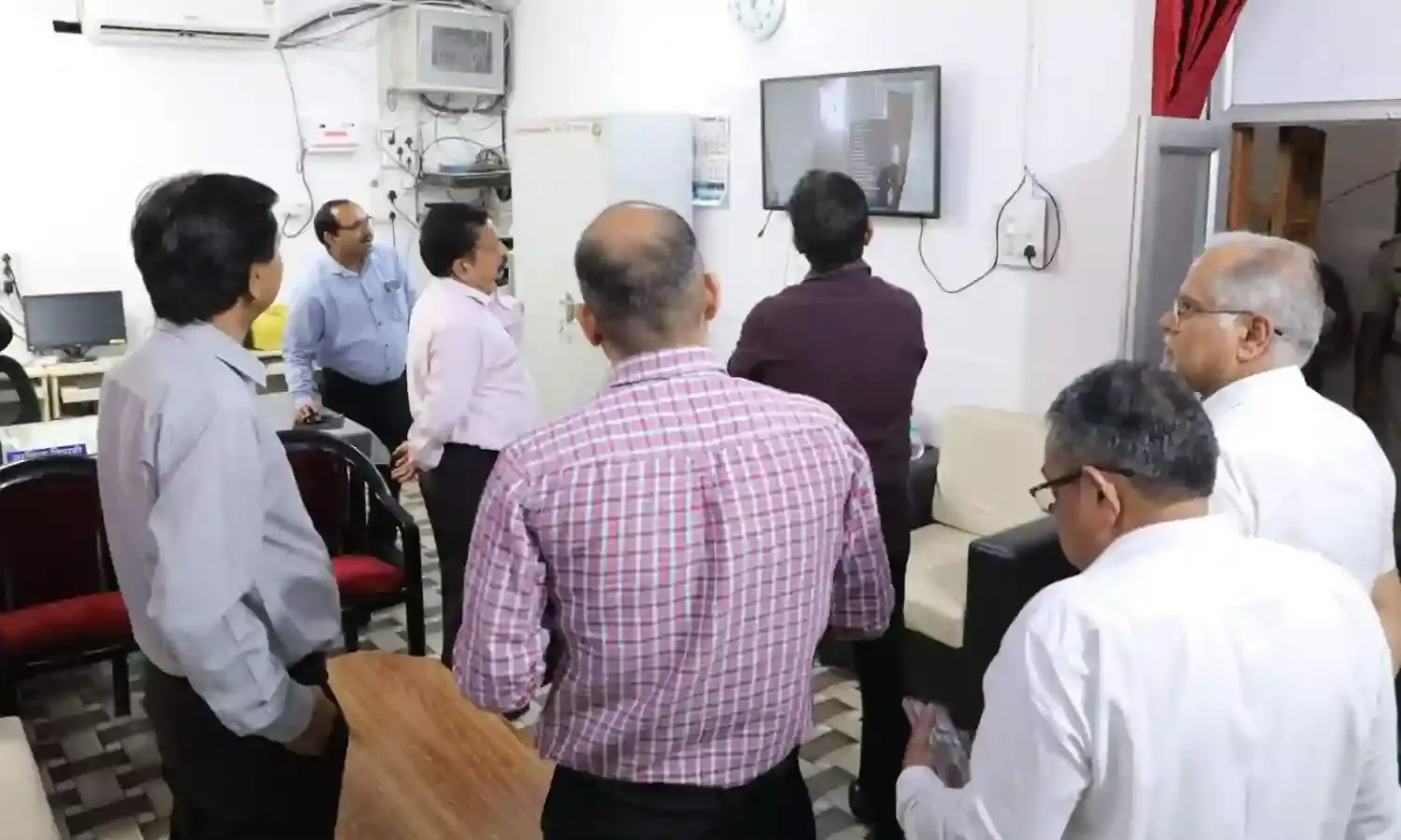 संभागायुक्त ने स्ट्रांग रूम का किया निरीक्षण