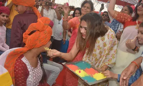 अनाथ बच्चों के चेहरों पर बिखरे खुशियों के रंग