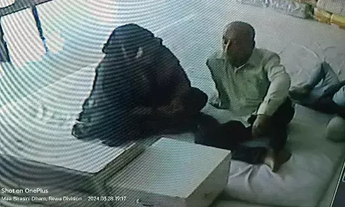 चांदी के नकली सिक्के थमाकर आभूषण व्यापारी से 4 लाख की ठगी चांदी के नकली सिक्के थमाकर आभूषण व्यापारी से 4 लाख की ठगी