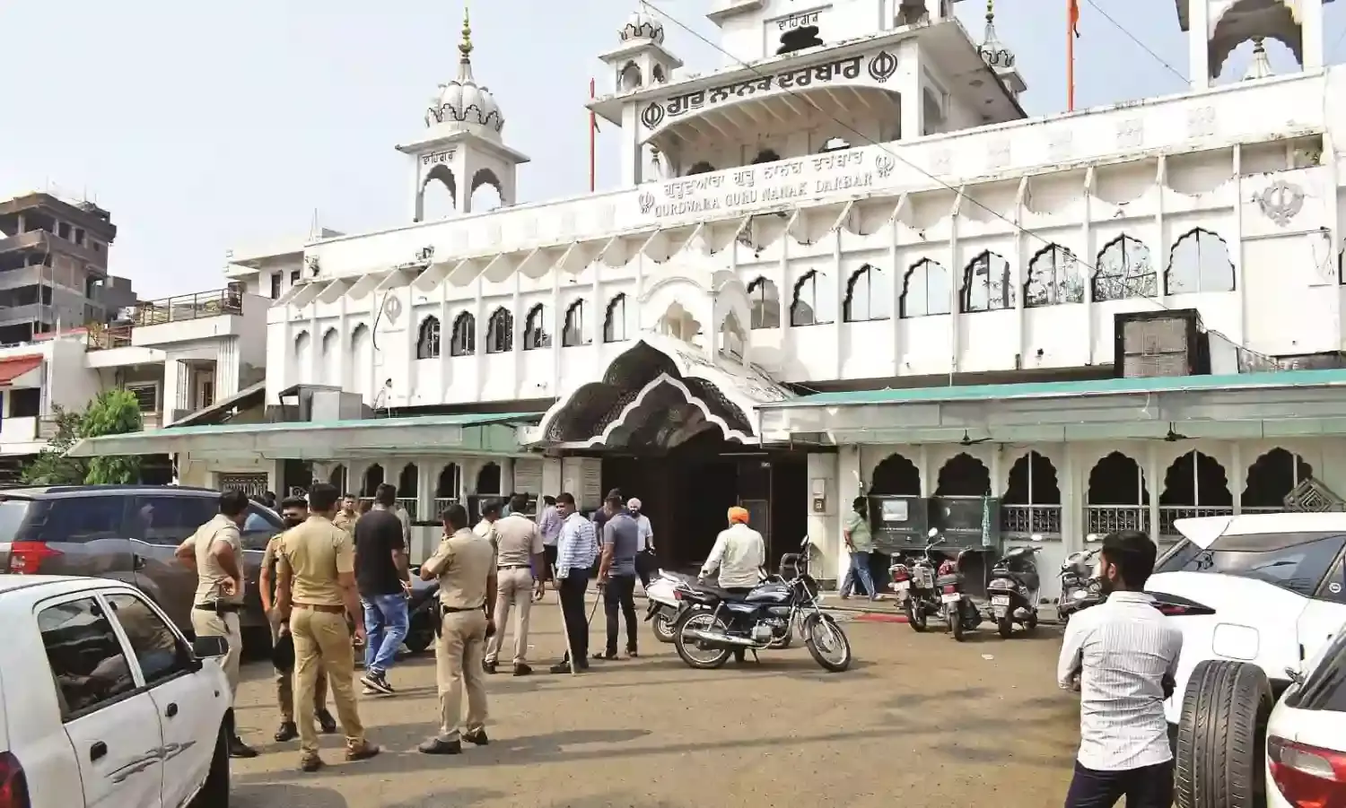 गुरुद्वारा परिसर में मारपीट, तलवारबाजी में 3 जख्मी