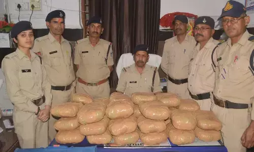 नौतनवा एक्सप्रेस की जनरल बोगी से जीआरपी ने पकड़ा 7.74 लाख का गांजा, सीट के नीचे 4 बैग में भरकर रखा गया था 77.410 किलोग्राम मादक पदार्थ