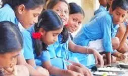 समूह स्कूल योजना का विरोध, राज्य के 22 फीसदी स्कूलों के बंद होने की आशंका